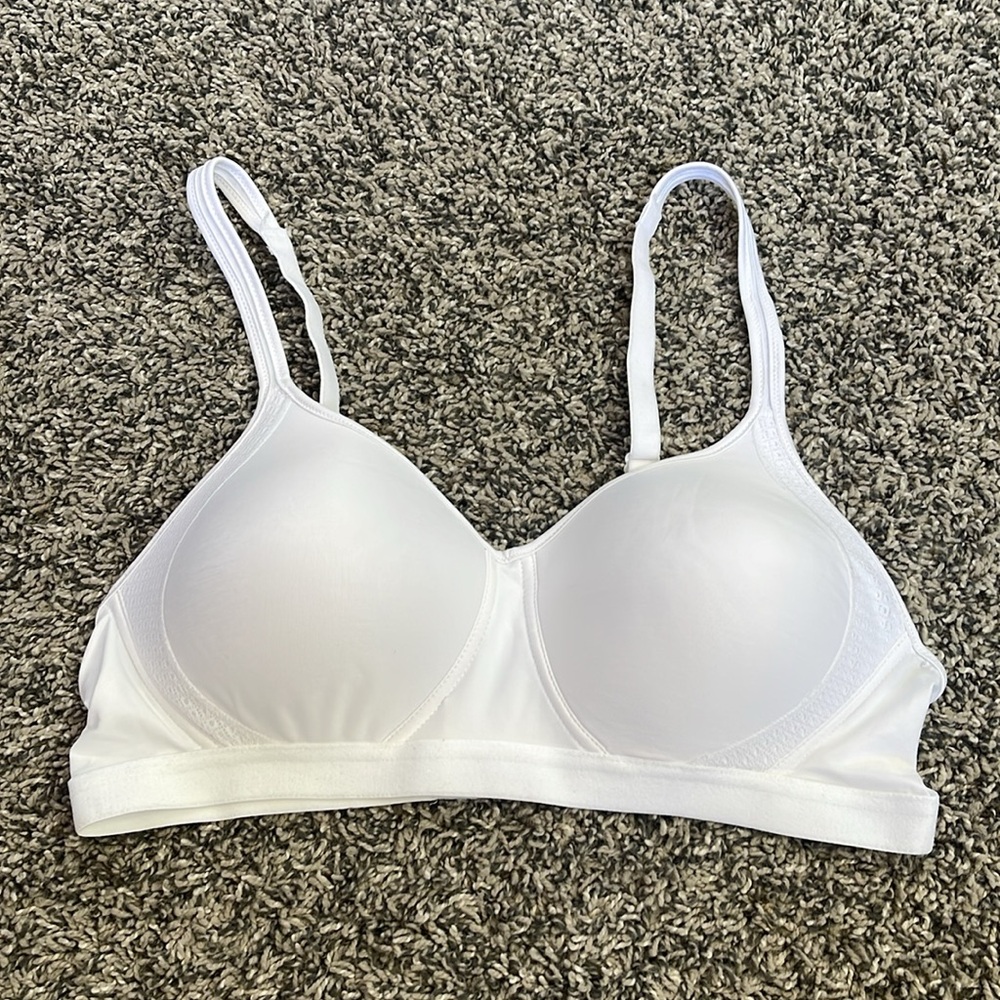 NEW Hanes bra white wire-free bra with adjustable straps size medium
